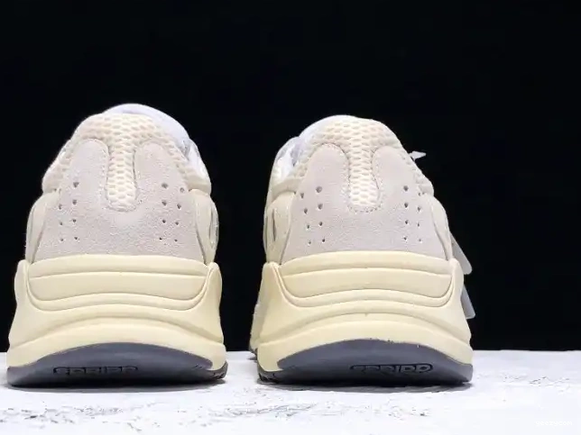 Yeezy Boost 700 Adidas EG7596 Analog 0704